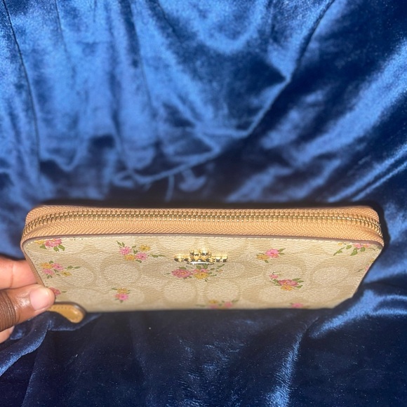 Coach, zipper, wallet, floral pattern - Picture 5 of 5